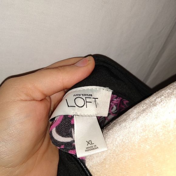 Ann Taylor LOFT Pink & White Swirls on Blk Blouse - Picture 5 of 5